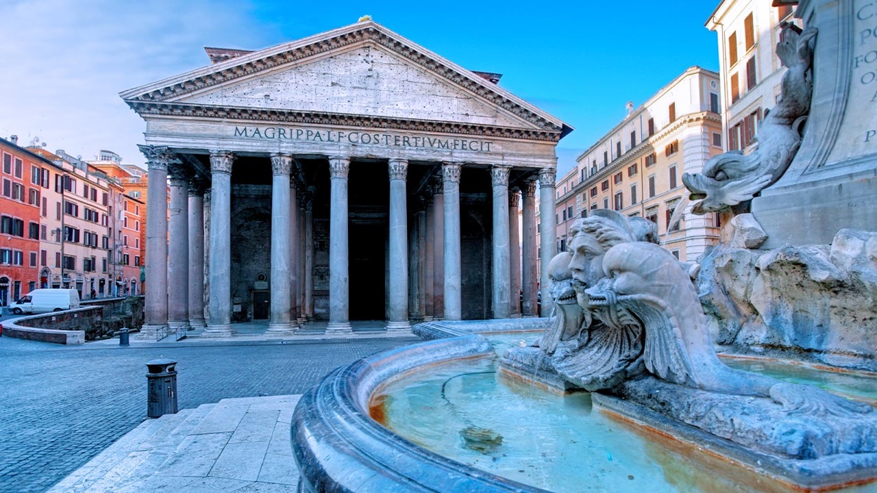 The image shows the Pantheon, a well-preserved ancient Roman temple.