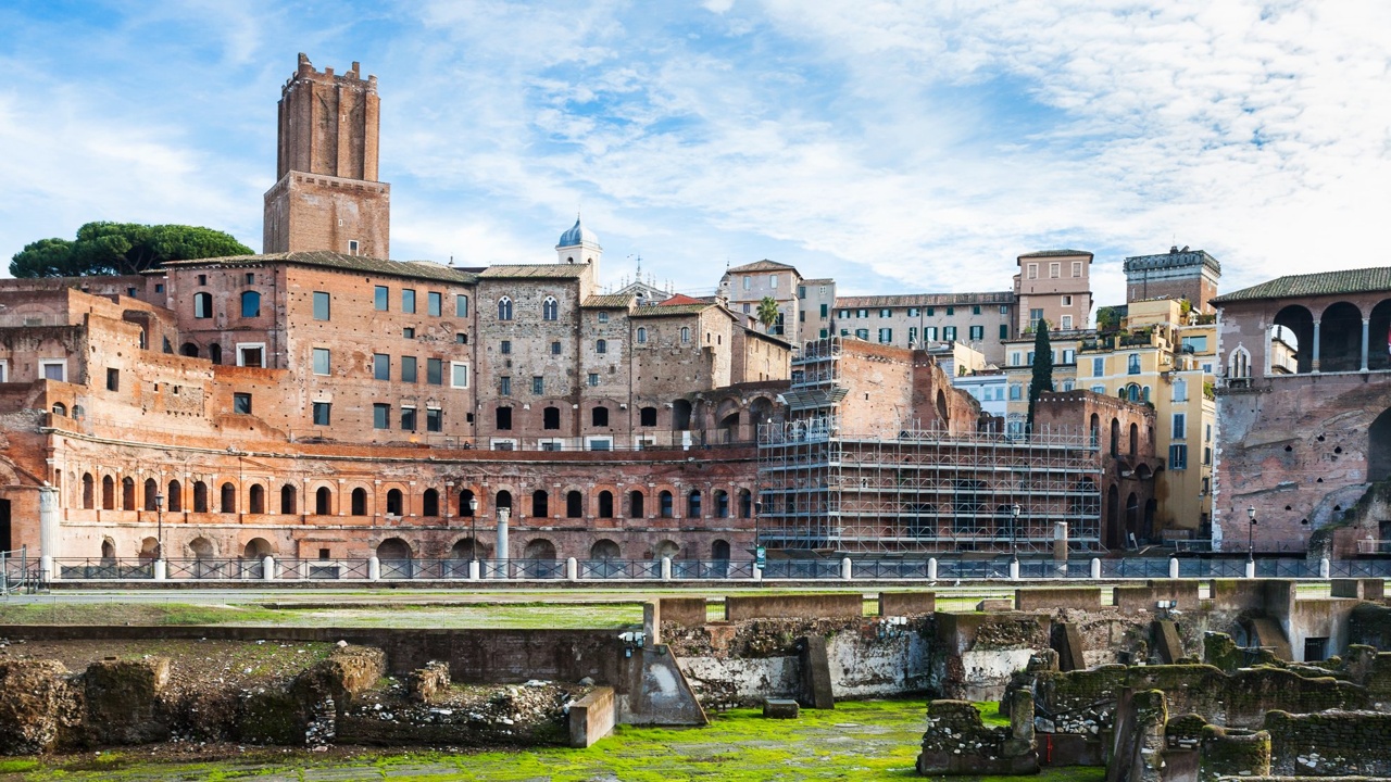 The image shows the ruins of the Mercati di Traiano, an ancient Roman market complex.
