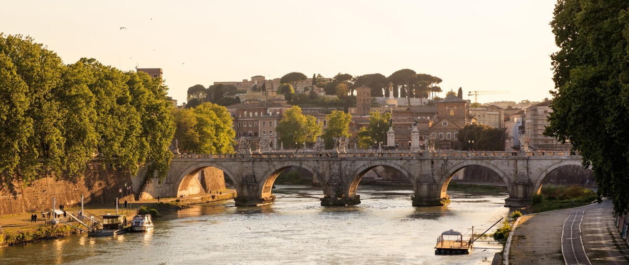 The image shows Ponte Sant'Angelo spanning the Tiber River in Rome.
